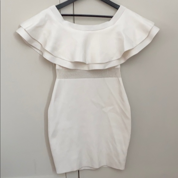 White dreas with cutout. - Picture 1 of 2